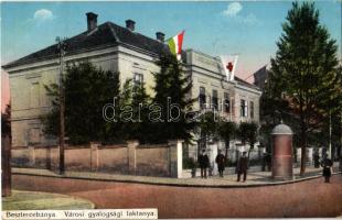 1916 Besztercebánya, Banská Bystrica; Városi gyalogsági laktanya, magyar és vöröskeresztes zászló / military infantry barrack with Hungarian and Red Cross flags