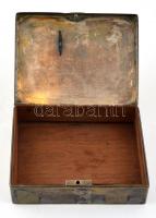 Régi fém doboz, AO/OA (?) monogrammal és tölgyfakoszorúval a tetején, fa betéttel, sérült, az alja l...