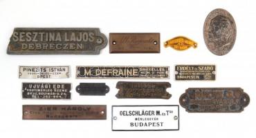 12 db régi fém táblácska, közte egy zománcozott fém táblával (mérleggyár, lakatosmester, vegyimérleg-üzem...stb.), valamint 1 db Emile Zola fémplakettel, változó állapotban, közte sérült, kopott, 3x11 cm és 1,5x3x5 cm közötti méretben