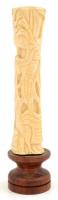 Faragott csont keleti bölcs szobor, fa talapzaton. 19 cm