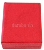 ~1960-1980. "Kiváló Dolgozó" zománcozott jelvény, Kádár-címerrel, eredeti tokban (26mm) T:...