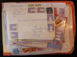 2kg filatéliai folyóiratok, hozzá levelek, képeslapok, díjjegyesek