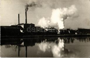 1959 Szerencs, cukorgyár. Emlék a cukorgyári asszonyok találkozójáról Szeresd a gyárat. photo (ragasztónyom / gluemark)
