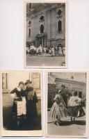 16 db RÉGI motívum képeslap és fotó: népviselet, folklór/ 16 pre-1945 motive postcards and photos: f...