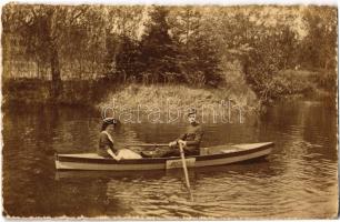 1914 Brassó, Kronstadt, Brasov; katona és párja csónakázás közben Jancsika-1 csónakban / soldier and his lover in a boat. photo (EK)