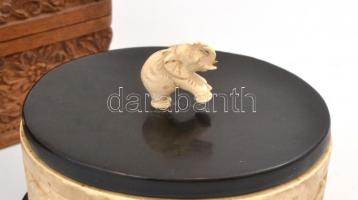 Ornamentikus mintával és elefántos motívummal díszített faragott fa és csont doboz, kis sérülésekkel...