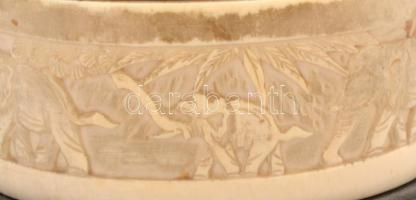 Ornamentikus mintával és elefántos motívummal díszített faragott fa és csont doboz, kis sérülésekkel...