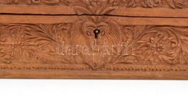 Ornamentikus mintával és elefántos motívummal díszített faragott fa és csont doboz, kis sérülésekkel...