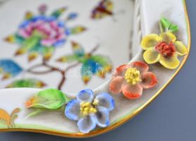 Herendi  Viktória mintás áttört kosárka. Kézzel festett, jelzett, apró lepattanásokkal a rózsán. 12x...