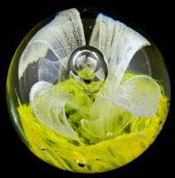 Anyagában színezett fehér-sárga levélnehezék, m: 5,5 cm