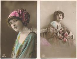 10 db RÉGI motívum képeslap tokban: romantikus hölgyek és párok / 10 pre-1945 motive postcards: roma...