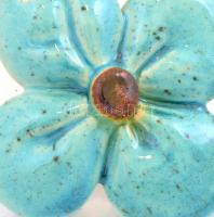 Virág alakú medál, mázas kerámia, textil zsinóron, 7×7 cm