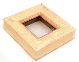 Fehér színű képkeret, jó állapotban, belső méret: 9×7,5 cm, külső méret: 18×16 cm