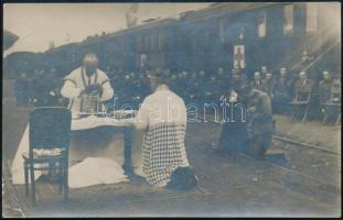 1921 Tábori mise celebrálása a biatorbágyi vasútállomáson IV. Károly király visszatérési kísérlete idején, az előtérben az oltár mellett IV. Károly király, és Zita királyné, a háttérben vöröskeresztes kórházvonat, fotólap, hátoldalán ceruzás jegyzettel, dátumozva, 8x13 cm