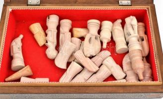 Kőből faragott sakk bábú készlet, intarziás, gyöngyházberakásos fa dobozban 33x20 cm. Néhány bábu sé...