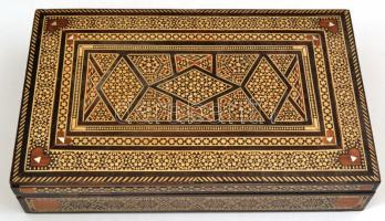 Kőből faragott sakk bábú készlet, intarziás, gyöngyházberakásos fa dobozban 33x20 cm. Néhány bábu sé...