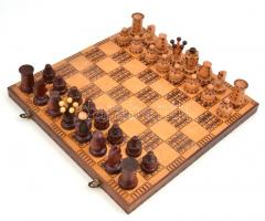 Faragott fa sakk készlet, fa táblával 40x40 cm