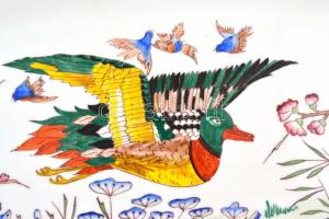 4 db nagy méretű kézzel festett porcelán tál különféle dekorokkal. Némelyik jelzéssel. 38,5x23,5 cm