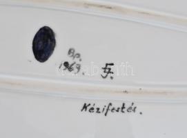 4 db nagy méretű kézzel festett porcelán tál különféle dekorokkal. Némelyik jelzéssel. 38,5x23,5 cm