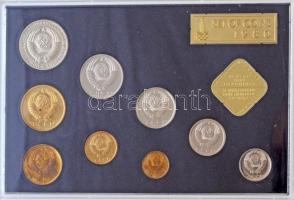 Szovjetunió 1980. 1k-1R 9klf db + Leningrádi Pénzverde és Forgalmi sor 1980 zseton, forgalmi sor eredeti díszdobozban, Leningrád verdejellel, papír védőtokban T:1 fo. Soviet Union 1987. 1 kopeck - 1 Ruble + Leningrad mint and Set of coins 1980 tokens, in original packing, in a paper case C:UNC spotted