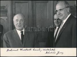 Kádár János (1912-1989) által Hartmut Warnstedt gyűjtőnek dedikált fotó, 15,5×21 cm / János Kádár and Helmut Kohl chancellor, photo dedicated by János Kádár to Hartmut Warnstedt