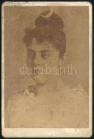 cca 1888 Vetsera Mária Alexandrina (1871-1889) bárónő, Rudolf trónörökös szeretőjének keményhátú fotója, sarka sérült, foltos, 16×11 cm / Baroness Marie Alexandrine von Vetsera, vintage photo