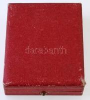 ~1946- "IUS (International Union of Students)" 2db zománcozott jelvény, eredeti tokban T:1...