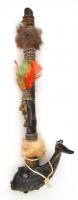 Faragott indián pipa. Festett faragott fa figurális díszítéssel. 41 cm