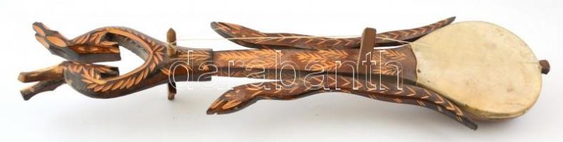 Faragott fa és bőr húros hangszer 63 cm
