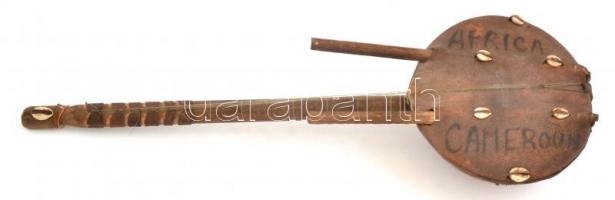 Afrikai faragott fa és bőr húros hangszer, kagyló díszítéssel 60 cm