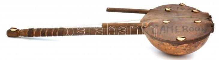 Afrikai faragott fa és bőr húros hangszer, kagyló díszítéssel 60 cm