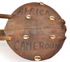 Afrikai faragott fa és bőr húros hangszer, kagyló díszítéssel 60 cm