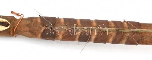 Afrikai faragott fa és bőr húros hangszer, kagyló díszítéssel 60 cm