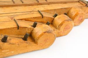 Citera. Faragott díszítésekkel. 78 cm