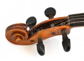 Felnőtt hegedű két vonóval, kissé hiányos. Sérült fa tokban 75 cm