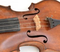Felnőtt hegedű két vonóval, kissé hiányos. Sérült fa tokban 75 cm
