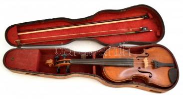 Felnőtt hegedű két vonóval, kissé hiányos. Sérült fa tokban 75 cm