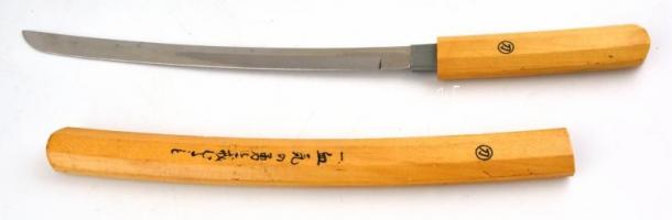 Jelzett japán kard, 47 cm. jelzett fa tokkal.