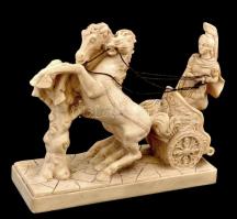 Római harckocsi lovakkal és hajtóval, műgyanta szobor, P. A. T. és L. T. jelzéssel, m: 16 cm, h. 18 cm