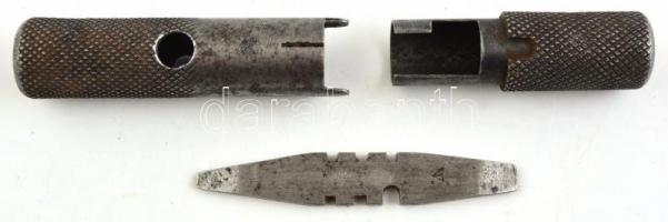 Vegyes bolha tétel: ca. 20-25 vékony lombfűrész lap, 7 db reszelő, 1 db pontozó, 2 db doboz (egyik c...