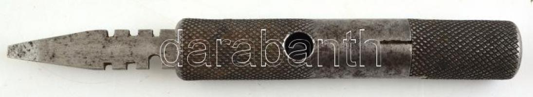 Vegyes bolha tétel: ca. 20-25 vékony lombfűrész lap, 7 db reszelő, 1 db pontozó, 2 db doboz (egyik c...