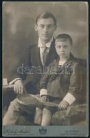 cca 1905-1915 Fiatal férfi és kisfiú teniszütővel, keményhátú fotó Székely Aladár műterméből, hátoldala enyhén foltos, 16,5x10,5 cm