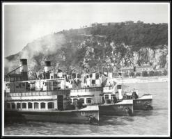 cca 1940 kirándulóhajók a Dunán a Belgrád rakpartnál. 31x24 cm