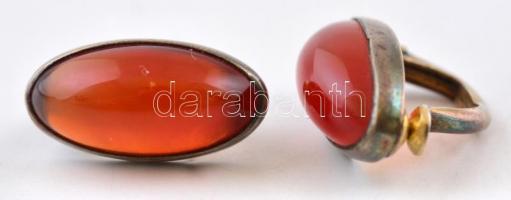 Ezüst(Ag) borostyánnal díszített fülbevalópár, 1,5×0,7 cm, jelzett, bruttó: 2,9 g