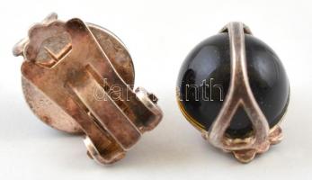 Ezüst(Ag) ónixszal díszített fülklipsz, jelzett, 1,2×1 cm, bruttó: 4,5 g