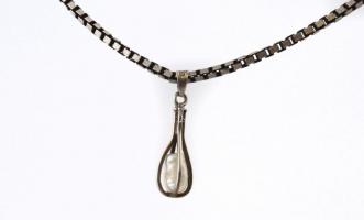 Ezüst(Ag) venezianer nyaklánc, gyöngyös függővel, jelzett, h: 50 cm, bruttó: 12,8 g