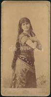 1897 Lány cigány lány öltözetben, keményhátú fotó Oroszy Lajos nagybecskereki műterméből, 21×11 cm