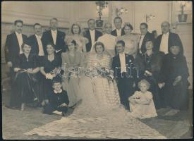 cca 1940 Esküvői csoportképe, hátoldalon a résztevők neveivel, kartonra ragasztott fotó, 16×22,5 cm