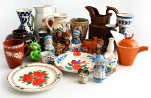 Hatalmas kerámia tétel. 3 nagy doboznyi vegyes kerámia. Nagyrészt népies tárgyak, sok kisméretű edén...