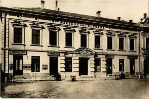 Nagykőrös, Népbank, Deák László cukrászdája, Friedmann Adolf és Aranyos üzlete, Központi sörcsarnok